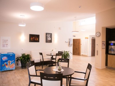 Ein heller Gemeinschaftsraum im Seniorenhaus Mühlenpark