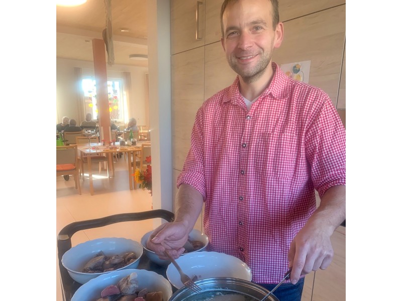 Männerrunde mit Kesselfleisch