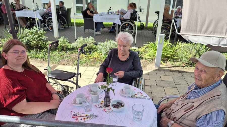 Drei Personen genießen einen fränkischen Nachmittag im Freien.