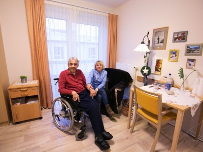 Ein Paar sitzt in einem Zimmer im Seniorenhaus Mühlenpark an einem Tisch.