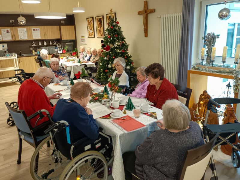Bewohner:innen feiern im Diakonie-Seniorenhaus Mühlenpark