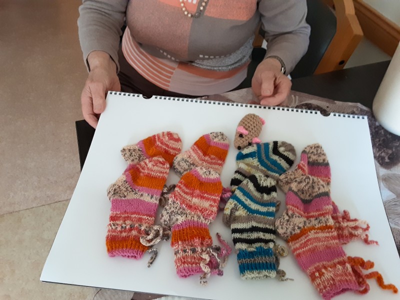 Selbstgestrickte Babysöckchen