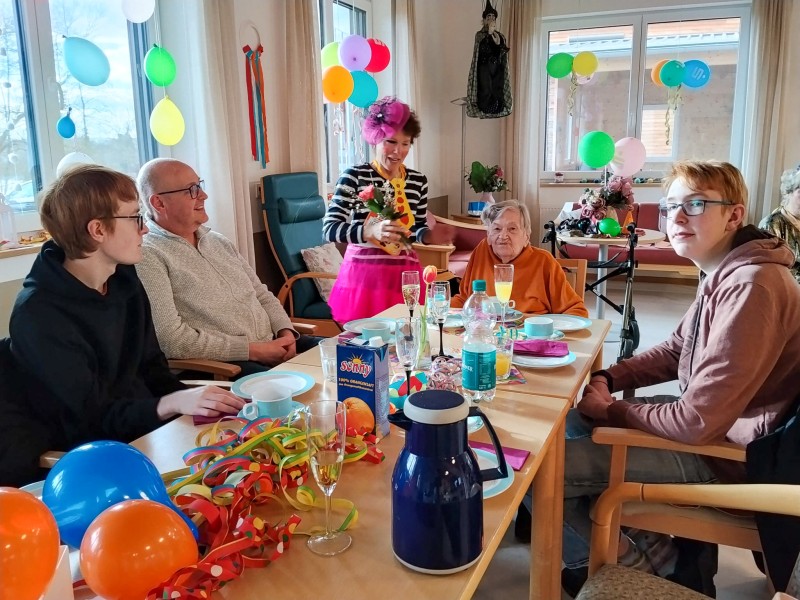 Frau Hagen feiert ihren 90. Ehrentag