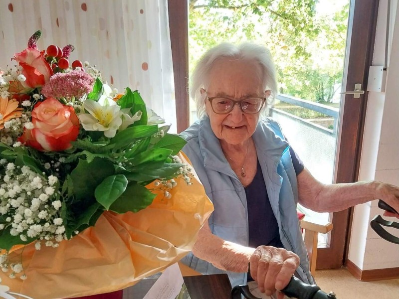 Frau Frühwald feierte im Haus Mainblick einen fröhlichen Geburtstag und bleibt aktiv durch die Angebote der Einrichtung.